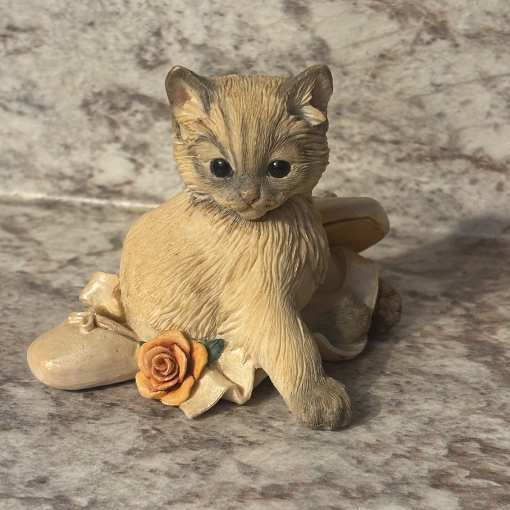 Kitten with Ballet Slippers figurine by Country Artists vintage cat